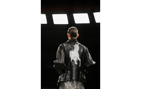 CELINE HOMME 2022 秋冬“潮牌资讯Boy Doll”系列亮相秀场