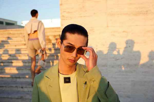 Fendi 芬迪 2022 春夏男士潮牌信息眼镜系列上架，奢华未来主义