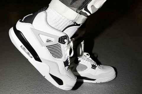 小白水泥 AJ4 “Milita潮牌资讯ry Black”配色鞋款上脚图释出