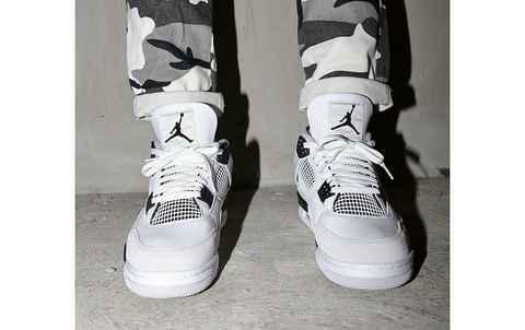 小白水泥 AJ4 “Milita潮牌资讯ry Black”配色鞋款上脚图释出