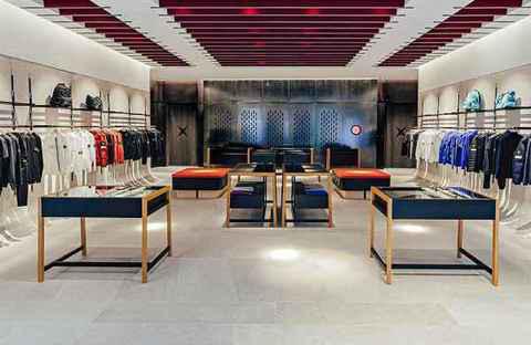 Stone Island 石头岛伦敦潮牌信息旗舰店重新启幕，打卡新址