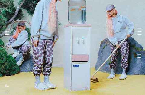 Crocs x Salehe Bembury 全新潮牌信息联名 Pollex Clog 鞋款系列释出