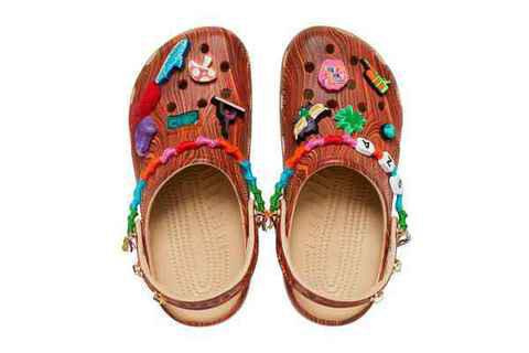 Crocs x SZA 全新联乘鞋潮牌信息款系列开售，木纹风格