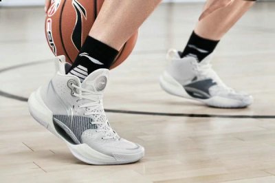 李宁超轻 2022 篮球鞋潮牌资讯系列亮相，鞋面带碳板？