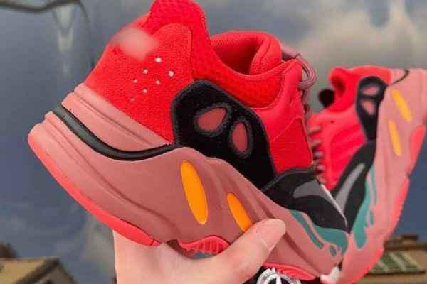 Yeezy 700 全新“Hi-Res Red”潮牌信息配色鞋款释出，Ye 又来整活？