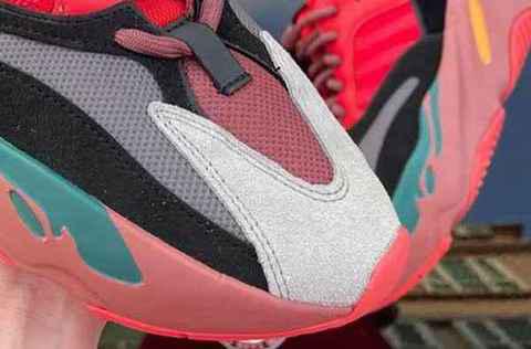 Yeezy 700 全新“Hi-Res Red”潮牌信息配色鞋款释出，Ye 又来整活？