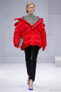 秋冬羽绒服以全新形象富丽潮牌信息回归时尚圈，时髦得让人看不懂