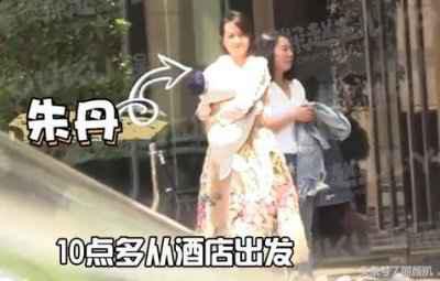 朱丹被拍腹部隆起潮牌商城，网友称明显是怀孕！