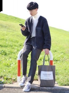 所以瘦高男应选择高潮牌网店圆领（Crew Neck）款式上衣