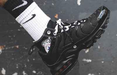 图中所示鞋履在本有的 Nike Ai潮牌网店r Max Tn 的鞋身中加入了 Chuck Taylor 高版设计