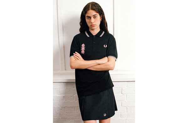 日前英国设计师品牌潮牌资讯 Fred Perry 携手 Adish 推出新作