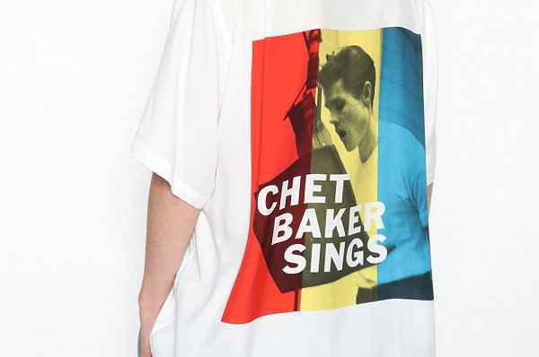 并以其 1956 年发布的潮牌资讯《CHET BAKER SINGS》专辑照片