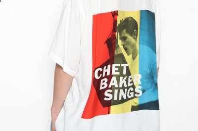 并以其 1956 年发布的潮牌资讯《CHET BAKER SINGS》专辑照片