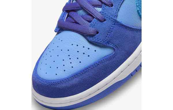 后跟麂皮标签潮牌品牌处还有 Nike 字样（后跟麂皮标签潮牌品牌处还有 Nike 字样）
