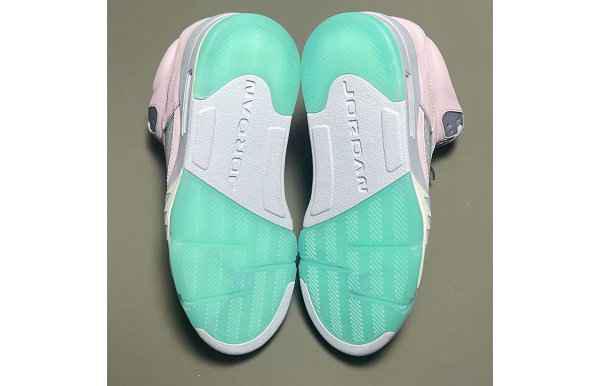 日前 Jordan Brand 全新打造的潮牌资讯 AJ5 也迎来了全新“Easter”主题配色