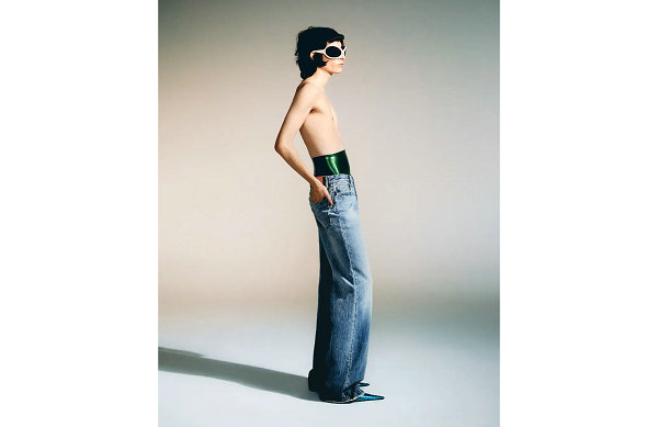  来自北欧的设计师品牌潮牌商城 Acne Studios 近期再度释出新作（Acne Studios 2022 春夏丹宁系列 Lookbook 赏析）