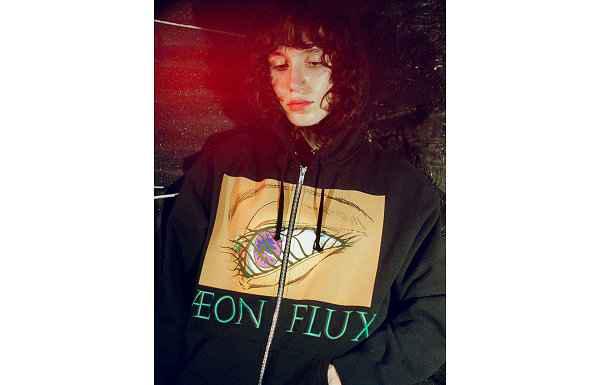  《 Aeon Flux 》是由 Peter潮牌信息 Chung 创作的动画科幻电视连续剧（Supreme x 《Aeon Flux》全新合作系列抢先预览）