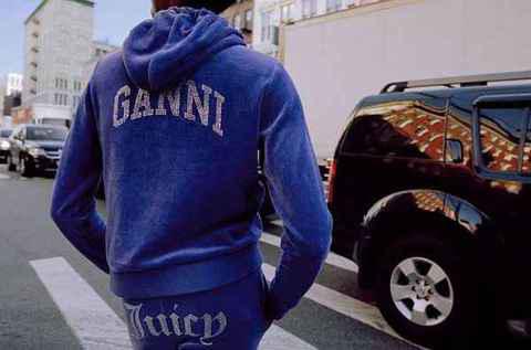 同时展现真正潮牌商城的千禧一代氛围（橘滋 Juicy Couture x GANNI 全新联名系列即将发售）