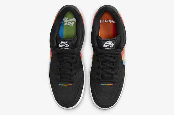 特别的相纸压潮牌商城印 logo 十分醒目（Nike x 宝丽来全新联名 Dunk SB 鞋款出炉，彩虹钩）