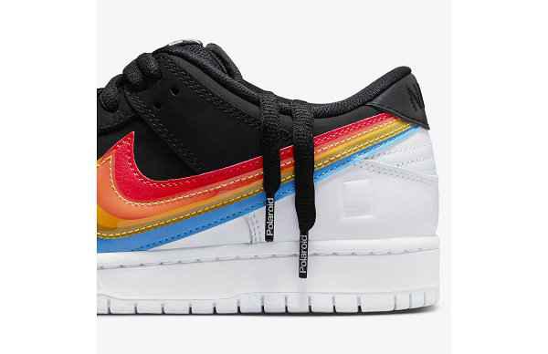 特别的相纸压潮牌商城印 logo 十分醒目（Nike x 宝丽来全新联名 Dunk SB 鞋款出炉，彩虹钩）