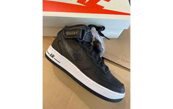  Stussy x 耐克 Air Force 1 联名鞋款潮牌品牌黑白配色 似乎也在向 01 年的联名版本致敬（Stussy x 耐克 Air Force 1 联名鞋款黑白配色曝光）
