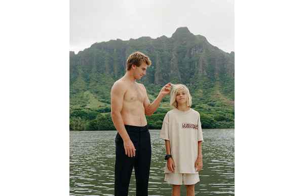 亮眼的粉/蓝等潮牌品牌色调尤为抢镜（Jacquemus 2021“Family Love”系列广告大片释出）