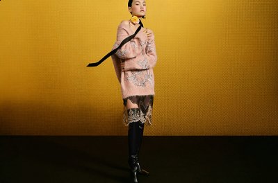 届时地素精品门店以潮牌及官方网店将同步上架（DAZZLE 地素 2021 秋冬敦煌系列广告片公布）