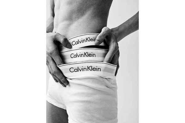 并以 MODERN COTTON 舒适混纺以潮牌资讯及 ICON MICRO 两种面料制作内衣裤（Calvin Klein 2021 秋冬系列释出，吸引力无需隐藏）
