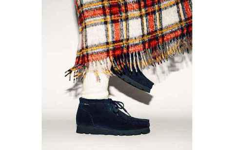 这双 Clarks 经典 Wallabee Boochaopai.com潮牌汇ts 不仅注入了防水透气的 GORE-TEX 材质（BEAMS BOY x 其乐全新联名 Wallabee 鞋款出炉）