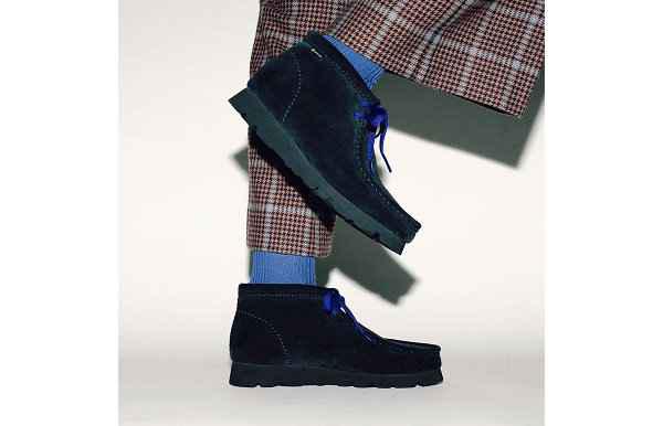 这双 Clarks 经典 Wallabee Boochaopai.com潮牌汇ts 不仅注入了防水透气的 GORE-TEX 材质（BEAMS BOY x 其乐全新联名 Wallabee 鞋款出炉）