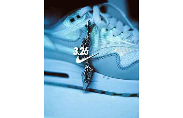 鞋舌处的“3.26”字样以及鞋带扣之上的“潮牌信息3.26”、迷你版 Air Max 1 以及 Nike Swoosh Logo 三款挂坠十分吸睛（欧洲限定 Air Max 1「La Ville Lumière」配色鞋款公布）