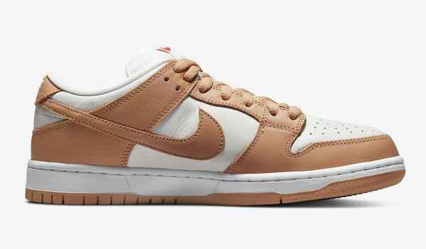 日前又一款与人气配色“潮牌信息Medium Curry”相近的版本浮出水面（奶茶 Nike SB Dunk Low“Light Cognac”配色鞋款抢先预览）