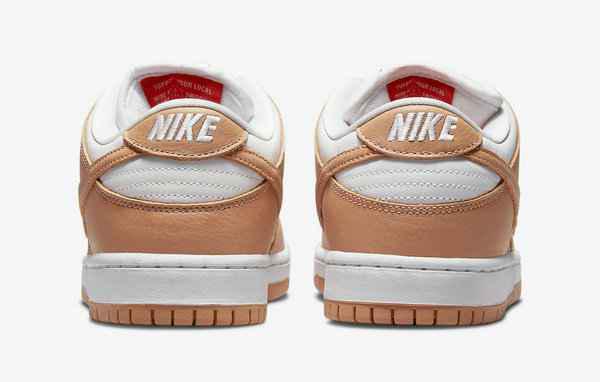 日前又一款与人气配色“潮牌信息Medium Curry”相近的版本浮出水面（奶茶 Nike SB Dunk Low“Light Cognac”配色鞋款抢先预览）