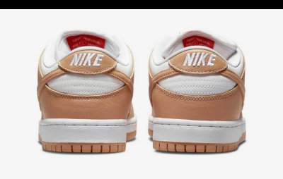 日前又一款与人气配色“潮牌信息Medium Curry”相近的版本浮出水面（奶茶 Nike SB Dunk Low“Light Cognac”配色鞋款抢先预览）