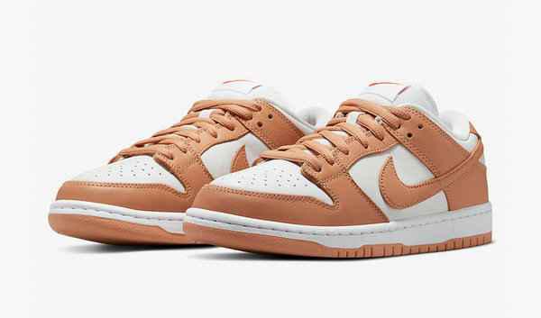 日前又一款与人气配色“潮牌信息Medium Curry”相近的版本浮出水面（奶茶 Nike SB Dunk Low“Light Cognac”配色鞋款抢先预览）
