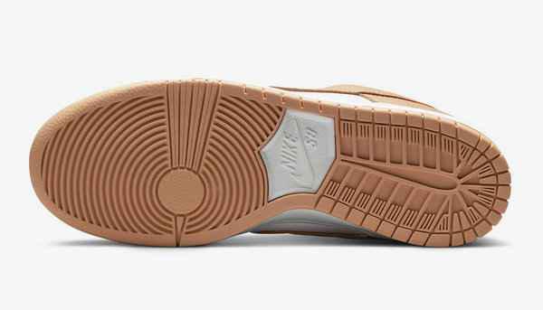 日前又一款与人气配色“潮牌信息Medium Curry”相近的版本浮出水面（奶茶 Nike SB Dunk Low“Light Cognac”配色鞋款抢先预览）