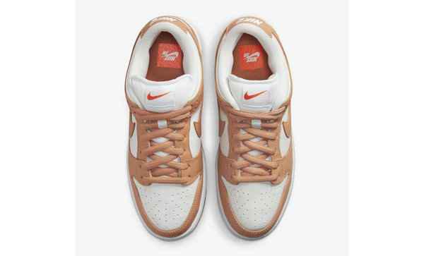 日前又一款与人气配色“潮牌信息Medium Curry”相近的版本浮出水面（奶茶 Nike SB Dunk Low“Light Cognac”配色鞋款抢先预览）