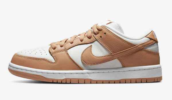 日前又一款与人气配色“潮牌信息Medium Curry”相近的版本浮出水面（奶茶 Nike SB Dunk Low“Light Cognac”配色鞋款抢先预览）