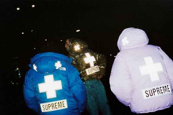 这一季 Supreme 围绕着北面 700-Fill 羽绒绝缘挡板的 Baltoro潮牌网店 夹克、Mountain Pro 夹克以及 S/S 上衣、Mountain 裤款、背包、护目镜等单品进行重塑（Supreme x 北面 2022 春季联乘系列即将发售）