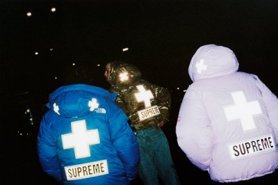 这一季 Supreme 围绕着北面 700-Fill 羽绒绝缘挡板的 Baltoro潮牌网店 夹克、Mountain Pro 夹克以及 S/S 上衣、Mountain 裤款、背包、护目镜等单品进行重塑（Supreme x 北面 2022 春季联乘系列即将发售）