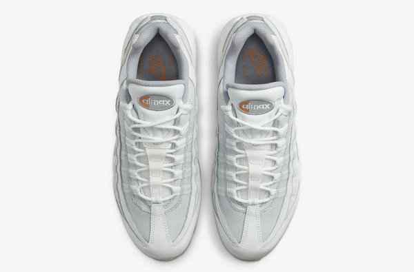 并炮制了一款名为“潮牌资讯Pure Platinum”的全新版本（灰白渐变 Air Max 95 全新“Pure Platinum”配色鞋款曝光）