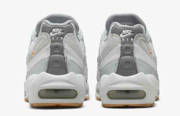 并炮制了一款名为“潮牌资讯Pure Platinum”的全新版本（灰白渐变 Air Max 95 全新“Pure Platinum”配色鞋款曝光）