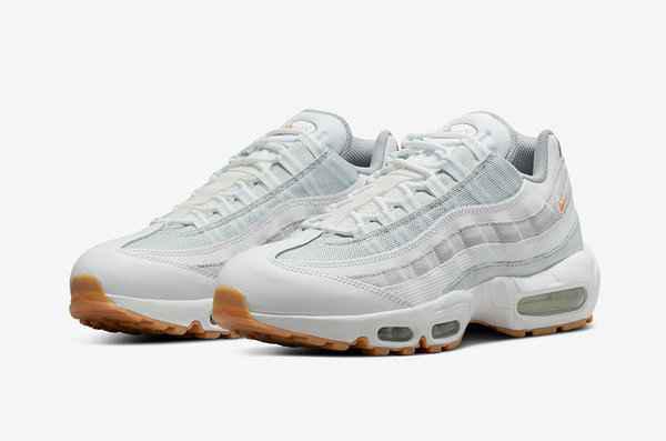 并炮制了一款名为“潮牌资讯Pure Platinum”的全新版本（灰白渐变 Air Max 95 全新“Pure Platinum”配色鞋款曝光）