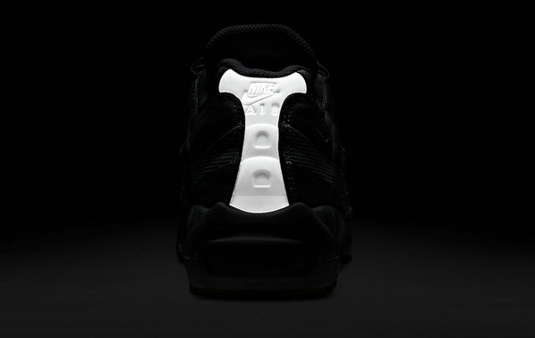 并炮制了一款名为“潮牌资讯Pure Platinum”的全新版本（灰白渐变 Air Max 95 全新“Pure Platinum”配色鞋款曝光）