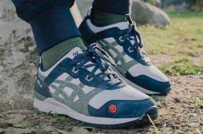 这边 ASICS 又联合了《 火影潮牌信息忍者疾风传 》炮制了一组特别单品（亚瑟士 x 《火影忍者疾风传》全新合作鞋款系列即将发售）
