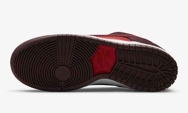这双 Nike Dunk 潮牌信息SB 以“Cherry”命名（樱桃 Dunk SB 全新“Cherry”配色鞋款官图公布，水果主题）