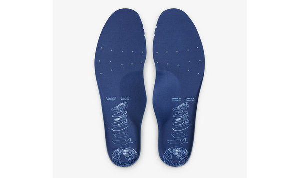 后跟及鞋垫两处有潮牌网店压印蓝色地球元素（蓝图 Air Max 1 全新“Blueprint”配色鞋款抢先预览）