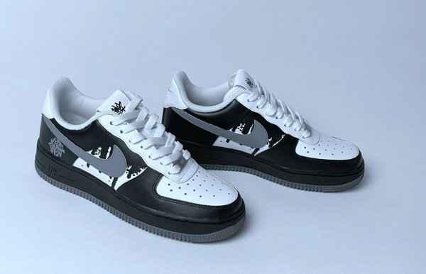 图中这款 Air Force 潮牌网1 Low 整体以黑白色调为主（Nike x STASH 全新联名 Air Force 1 Low 鞋款即将发售）