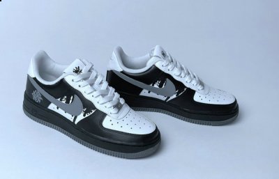 图中这款 Air Force 潮牌网1 Low 整体以黑白色调为主（Nike x STASH 全新联名 Air Force 1 Low 鞋款即将发售）