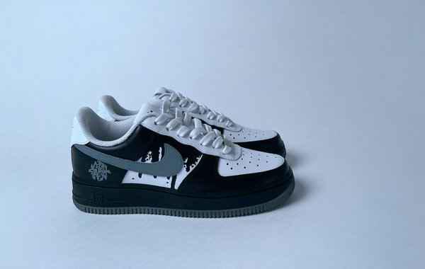 图中这款 Air Force 潮牌网1 Low 整体以黑白色调为主（Nike x STASH 全新联名 Air Force 1 Low 鞋款即将发售）